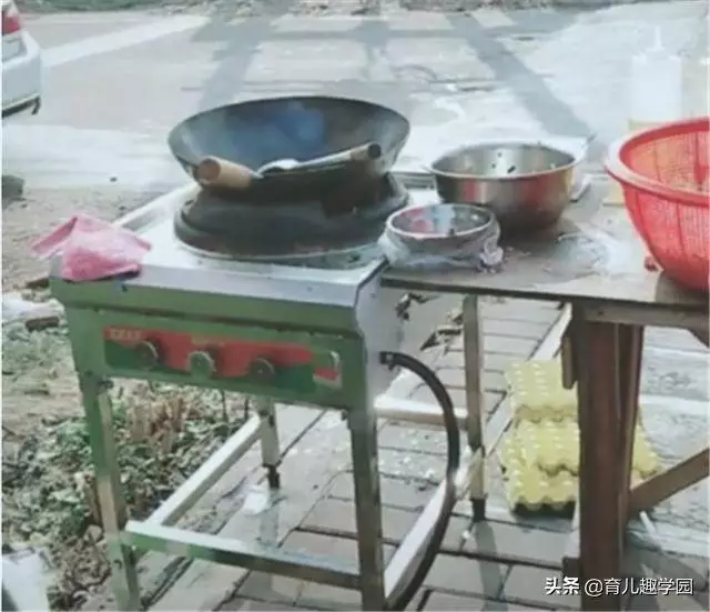 母親忙著賣食物賺生計,忙不過來的時候就會將嬰兒放進小吃車下面的櫃子裡,引網友爭議!