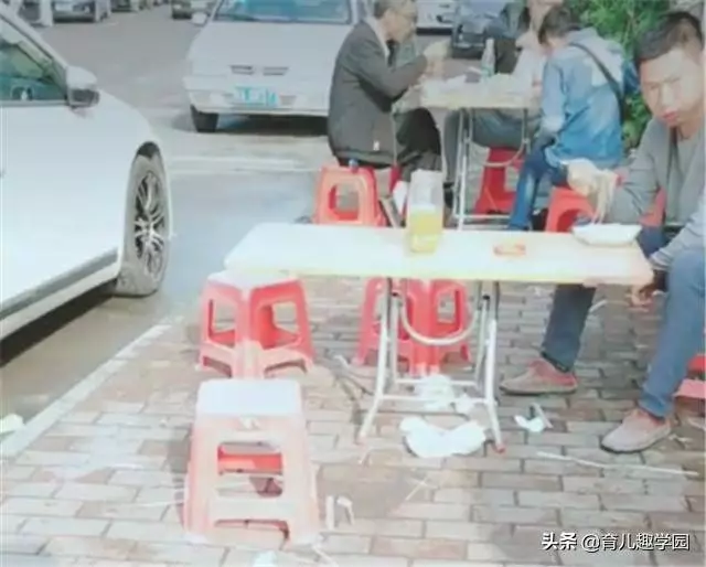 母親忙著賣食物賺生計,忙不過來的時候就會將嬰兒放進小吃車下面的櫃子裡,引網友爭議!