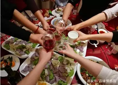 結婚婆家給18萬,婚禮前幫未婚夫接電話,對方剛開口我氣得直跺腳