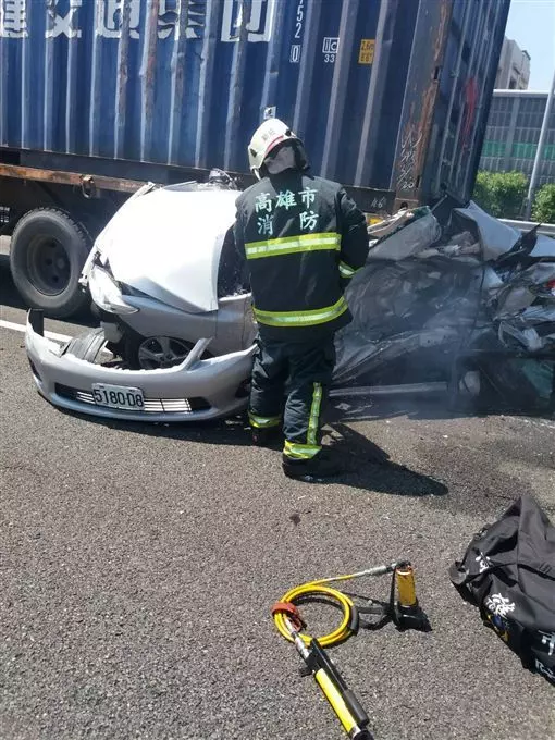 車禍慘狀曝光!車像「廢紙團」夾扁!