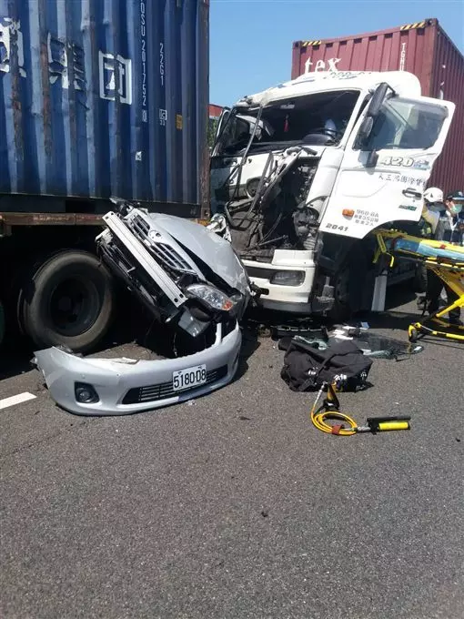 車禍慘狀曝光!車像「廢紙團」夾扁!