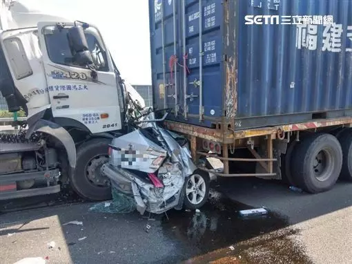 車禍慘狀曝光!車像「廢紙團」夾扁!