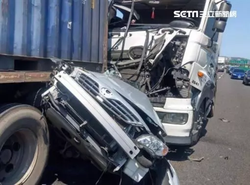 車禍慘狀曝光!車像「廢紙團」夾扁!