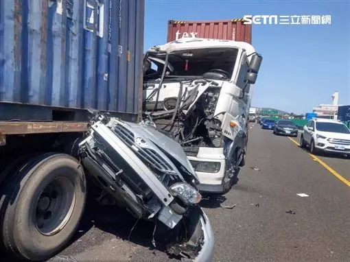 車禍慘狀曝光!車像「廢紙團」夾扁!
