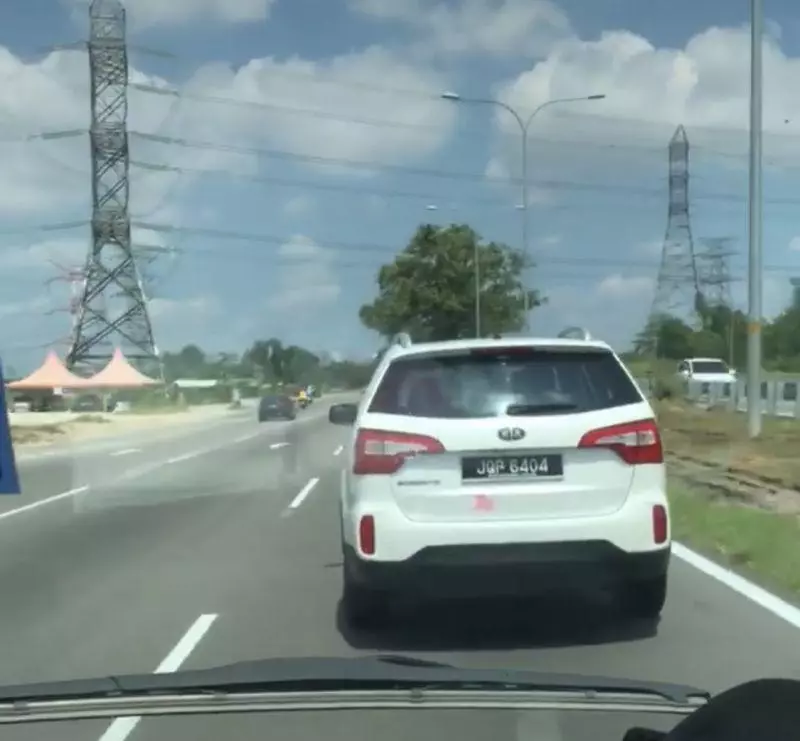【視頻瘋轉】這兩輛車不讓救護車過!網友狠批:下一趟載他家人!讓他體會!