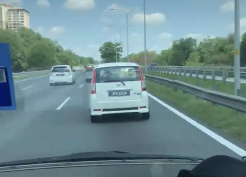 【視頻瘋轉】這兩輛車不讓救護車過!網友狠批:下一趟載他家人!讓他體會!