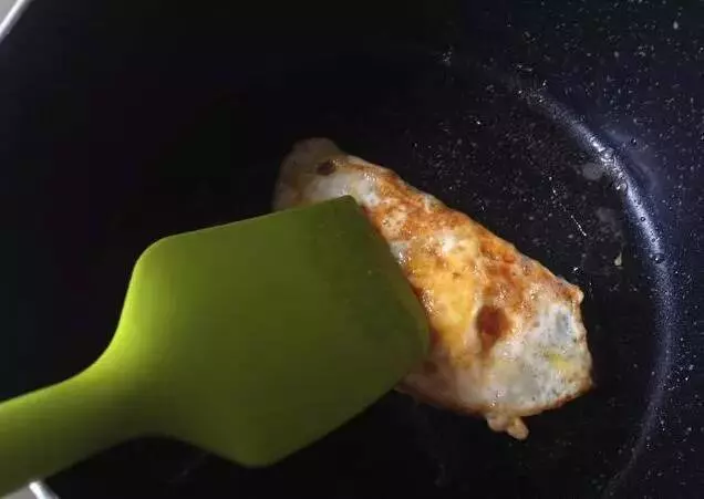 香煎蛋水餃做法簡單又下飯,實在大好吃,關鍵一看就會!!