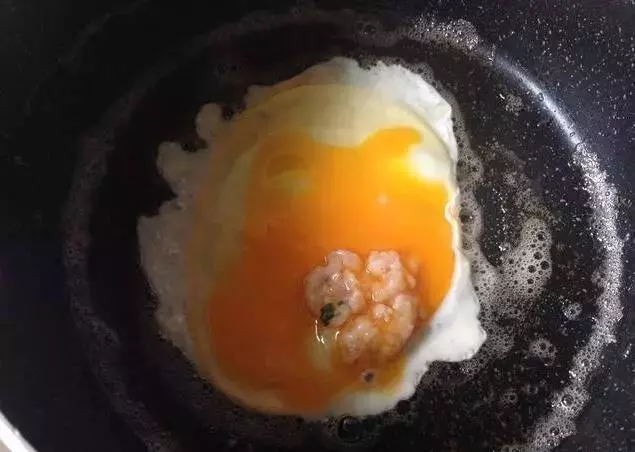 香煎蛋水餃做法簡單又下飯,實在大好吃,關鍵一看就會!!
