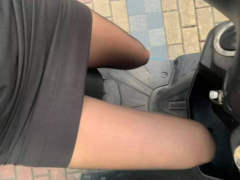 妹穿窄裙騎車:一直往上跑 網全歪樓