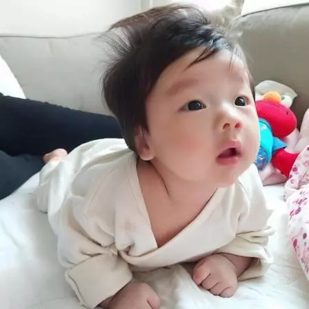 女兒「正臉照」3個月後曝光! 根本「縮小版貝童彤」五官神複製