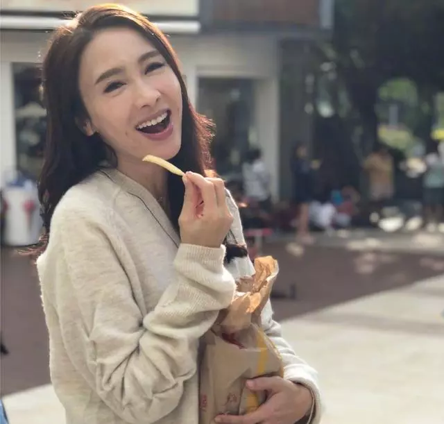 黎姿陽光下與女兒吃薯條,笑容幸福甜美面部不再僵!