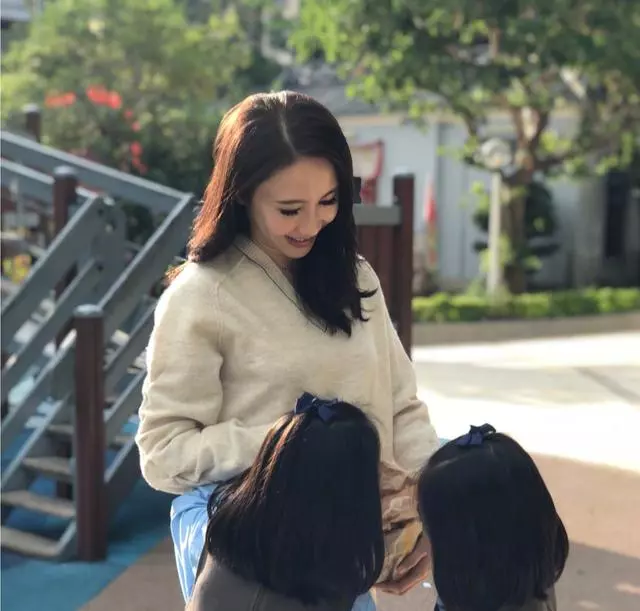 黎姿陽光下與女兒吃薯條,笑容幸福甜美面部不再僵!