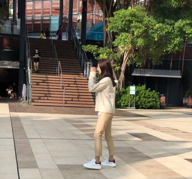 黎姿陽光下與女兒吃薯條,笑容幸福甜美面部不再僵!