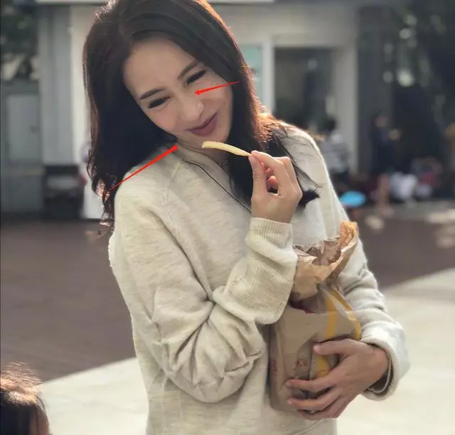 黎姿陽光下與女兒吃薯條,笑容幸福甜美面部不再僵!