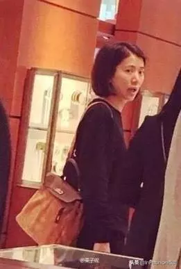 打扮不花哨的女明星,但事實上她用度的東西一點都不便宜,最專業愛馬仕明星玩家,見識下她33個經典款和稀有款!