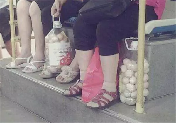 雞蛋是怎麼裝到油桶里去的?太有智慧了,不得不服!