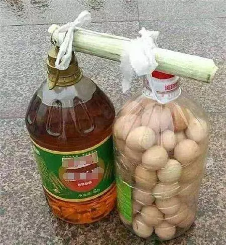 雞蛋是怎麼裝到油桶里去的?太有智慧了,不得不服!