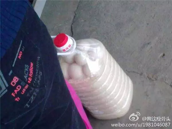 雞蛋是怎麼裝到油桶里去的?太有智慧了,不得不服!