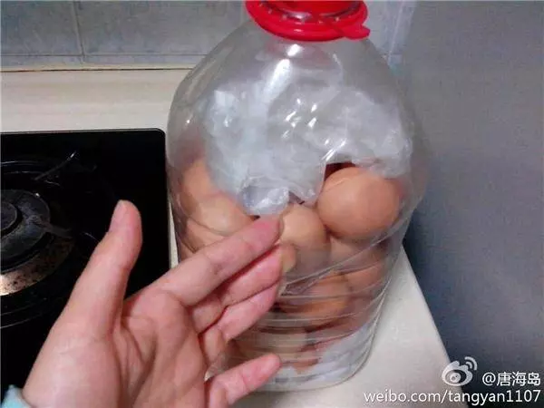 雞蛋是怎麼裝到油桶里去的?太有智慧了,不得不服!