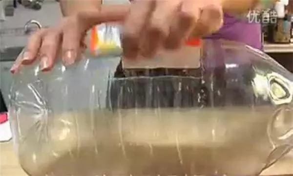 雞蛋是怎麼裝到油桶里去的?太有智慧了,不得不服!