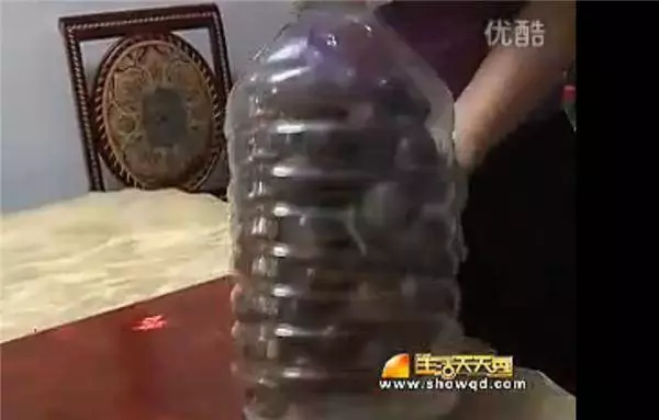 雞蛋是怎麼裝到油桶里去的?太有智慧了,不得不服!