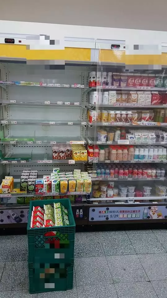 超商座位區滿了…他神反應 網笑翻:開外掛