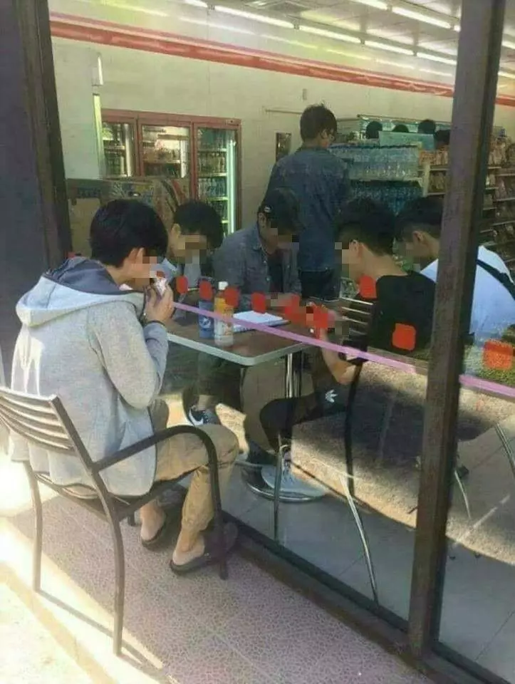 超商座位區滿了…他神反應 網笑翻:開外掛