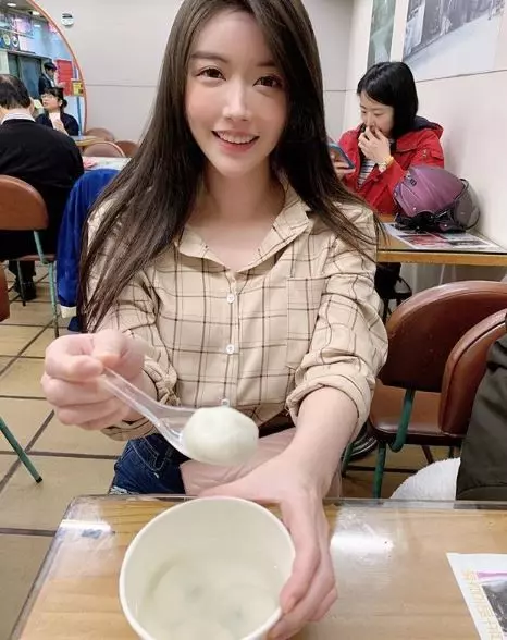 甜笑妹「胸前邪惡一條」師父秒看暈 網放大一看笑噴:所謂六根清淨...