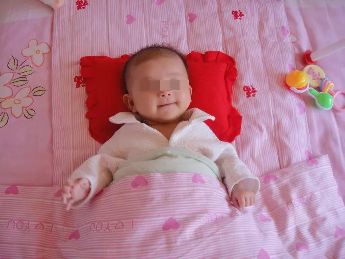 孩子出生後,老公嫌吵睡沙發,俺夜裡去送被子,一摸他手,離了婚