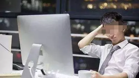丈夫加班，妻子獨自去產檢，聽見旁邊女人點開的語音，含淚墮了胎