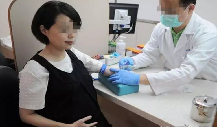 丈夫加班，妻子獨自去產檢，聽見旁邊女人點開的語音，含淚墮了胎