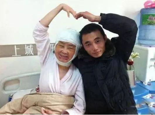 妙齡少女一夜變老,老公不離不棄,這才是真愛,整容手術讓她重生