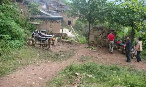 姐姐急病去世,弟弟覺得不對勁,半夜跑去靈堂一看,高興壞了