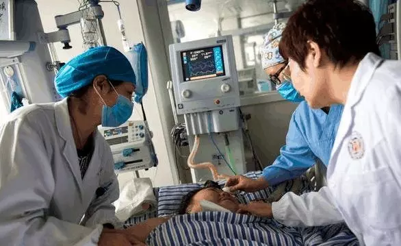 姐姐急病去世,弟弟覺得不對勁,半夜跑去靈堂一看,高興壞了