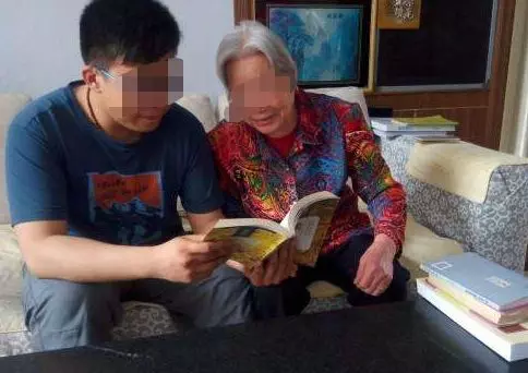 拾荒老太撿到空錢包,偷偷塞進700後還給失主,三天後驚喜來了