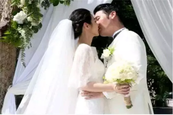 新婚夜丈夫拒不同房,婆婆拉開包拿出一樣東西,俺當場傻住