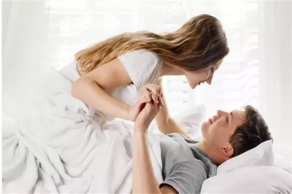 新婚夜丈夫拒不同房,婆婆拉開包拿出一樣東西,俺當場傻住