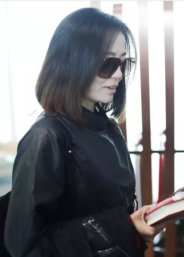 張靚穎身穿黑色外套搭配藍色牛仔褲現身機場打扮休閒時尚笑容燦爛