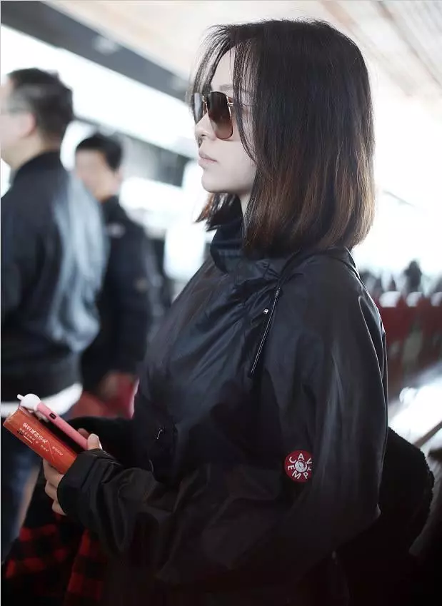 張靚穎身穿黑色外套搭配藍色牛仔褲現身機場打扮休閒時尚笑容燦爛