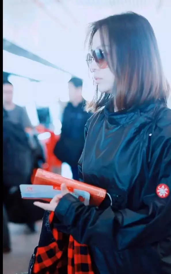 張靚穎身穿黑色外套搭配藍色牛仔褲現身機場打扮休閒時尚笑容燦爛