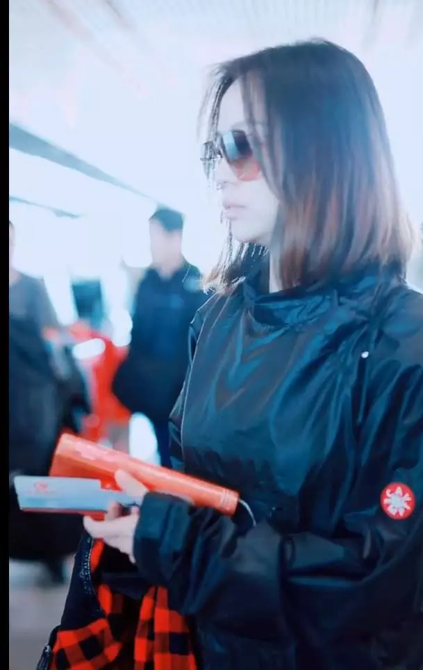 張靚穎身穿黑色外套搭配藍色牛仔褲現身機場打扮休閒時尚笑容燦爛