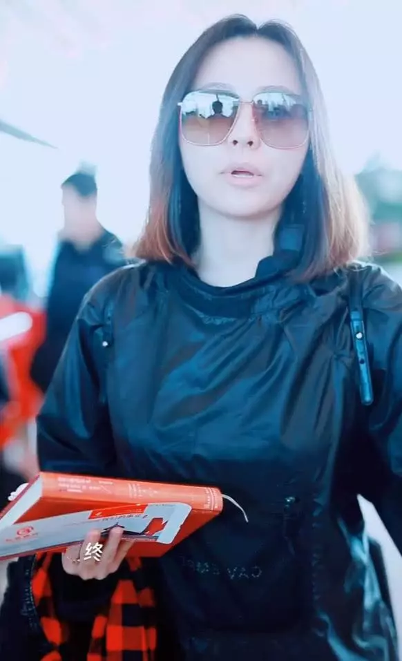 張靚穎身穿黑色外套搭配藍色牛仔褲現身機場打扮休閒時尚笑容燦爛