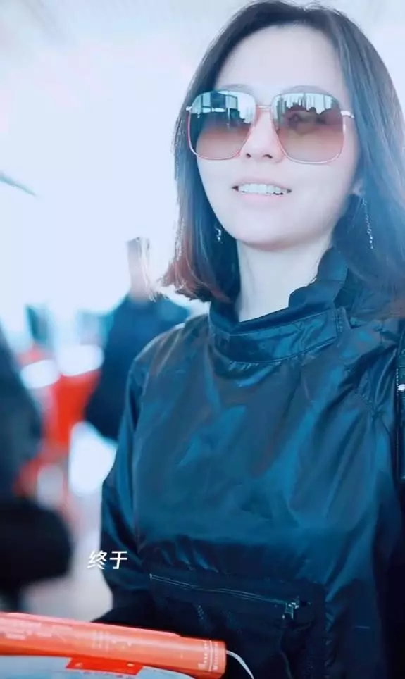 張靚穎身穿黑色外套搭配藍色牛仔褲現身機場打扮休閒時尚笑容燦爛