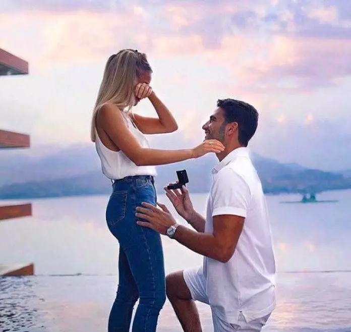 意外發現男友堂哥竟是「婊哥」該說嗎?答應求婚…一進門秒僵硬!她曝光結局