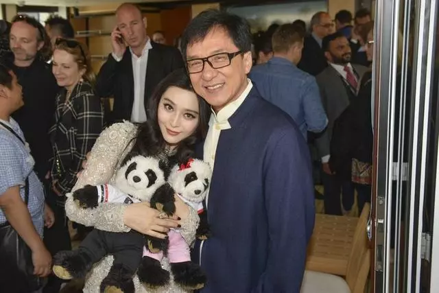 范冰冰和成龍十大親密照曝光,最後一張李晨真的看不下去了!
