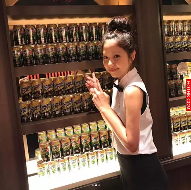 女酒保原來是個隱乳正妹！當她換上戰鬥服瞬間就想噴鼻血..