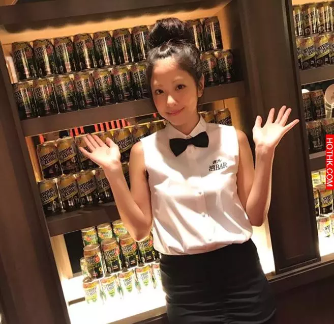 女酒保原來是個隱乳正妹！當她換上戰鬥服瞬間就想噴鼻血..