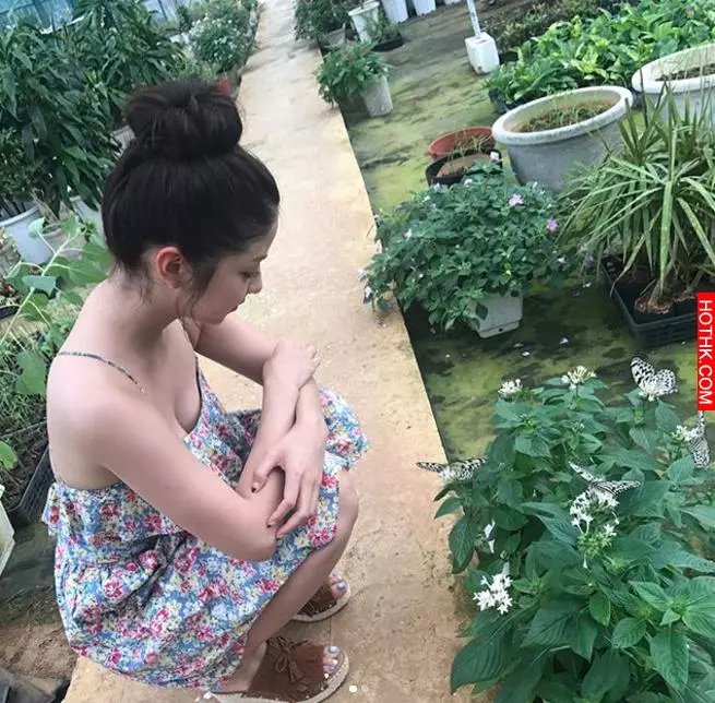 女酒保原來是個隱乳正妹！當她換上戰鬥服瞬間就想噴鼻血..