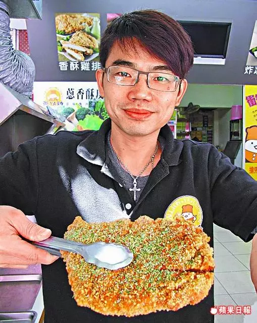 博士生棄6萬高薪「轉賣雞排」!郭董怒批:「浪費國家資源!」如今5年過了,他竟過變成了這個樣子!