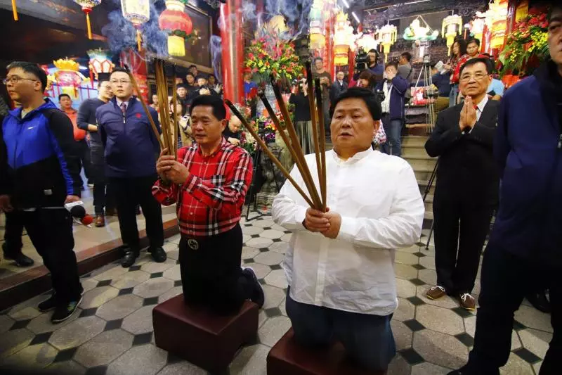 腳痛到需要開刀!顏清標親身經歷神蹟,憑著「大甲媽令符」走完遶境全程!